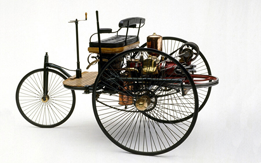 Dünyanın ilk motorlu otomobili: 1886 yılında Mercedes tarafından üretilmiştir. 

                                    
                                    
                                
                                