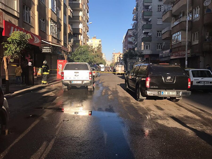 1 polisimiz şehit düştü, 10 polisimiz yaralandı.