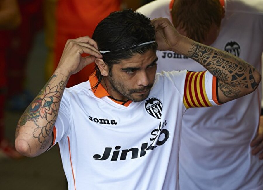 Ever Banega
Şimdilerde Sevilla forması giyen Ever Banega, 2011-2012 sezonunda saha dışında sakatlandı. O dönemde Valencia forması giyen Banega bir benzin istasyonunda sakatlandı. El frenini çekmeden aracından inen Banega’nın ayağının üzerinden kendi otomobili geçti. Ayak bileği kırılan Banega 6 ay sahalardan uzak kaldı. 