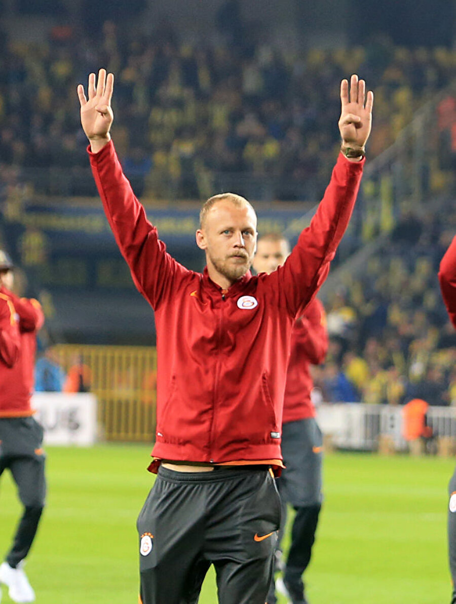 Semih kaya
Sparta Prag'ta forma giyen Semih Kaya, 2014'te yaşadığı sakatlık nedeniyle bıçak altına yattı. O dönemde Galatasaray forması giyen Semih'in gözüne mangal yaparken köz sıçradı.