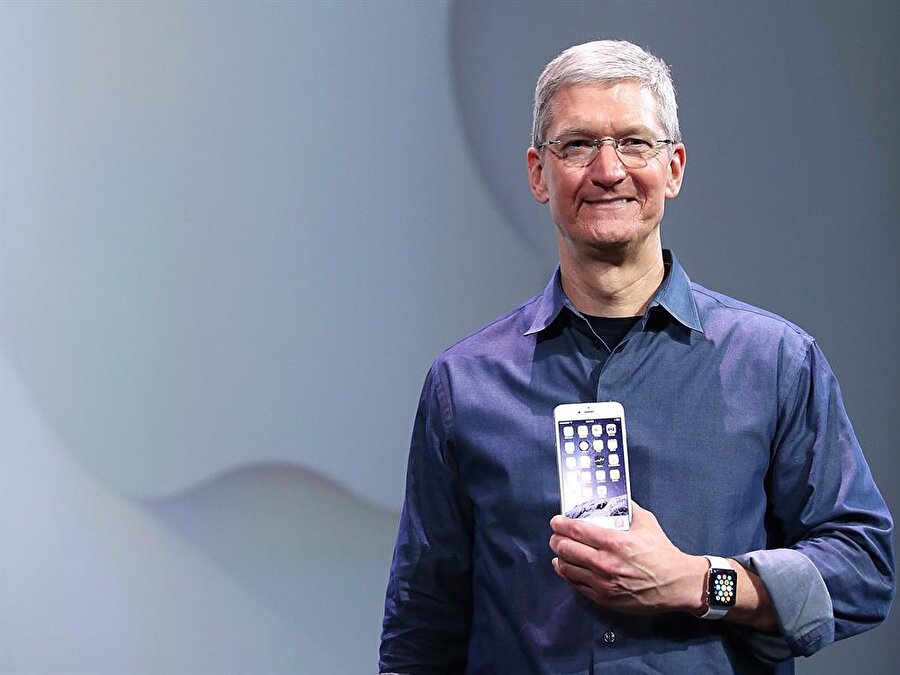 Apple CEO'sundan kahve parasıyla iPhone X önerisi

                                    Apple CEO'su Tim Cook, yüksek fiyatı sebebiyle iPhone X'i eleştirenlere ve yeni iPhone'u satın almak isteyenlere ilginç bir öneride bulundu. Tim Cook, kahve bağımlılığının azaltılmasıyla rahat bir şekilde iPhone X satın alınabileceğini ifade etti. Hatta her gün 2 dolarlık kahve parasının iPhone X'e verilmesiyle telefonun zorlanmadan alınabileceği de vurguladı. Elbette 999 dolarlık rakam Amerika için geçerli; tabii ki örnek de bu doğrultuda veriliyor. Amerika'da kullanıcılar aylık 56 dolar ödeme yaparak Apple'ın tepe seviyesi iPhone modeline sahip olabiliyor.
                                