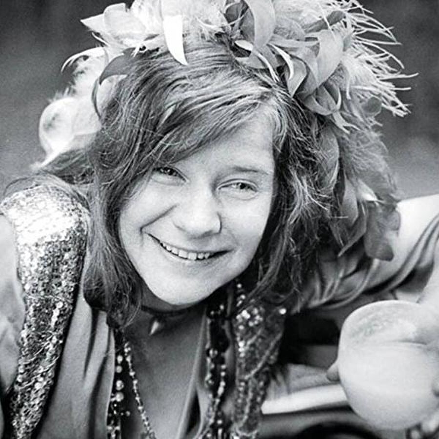 Janis Joplin hayranlığıyla başladı!
Özer'in müziğe olan tutkusu, Amerikalı şarkıcı Janis Joplin hayranlığı ile başladı. 1975'te katıldığı TRT yarışmasında birinci olmasının verdiği heyecan ve cesaretle ise müzik dünyasına doğru, giderek hızlı adımlarla ilerlemeye başladı.