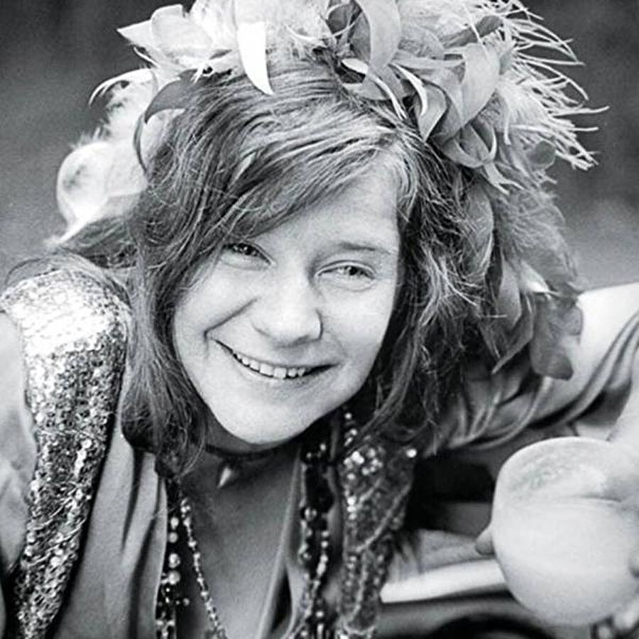 Janis Joplin hayranlığıyla başladı!

                                    
                                    Özer'in müziğe olan tutkusu, Amerikalı şarkıcı Janis Joplin hayranlığı ile başladı. 1975'te katıldığı TRT yarışmasında birinci olmasının verdiği heyecan ve cesaretle ise müzik dünyasına doğru, giderek hızlı adımlarla ilerlemeye başladı. 
                                
                                