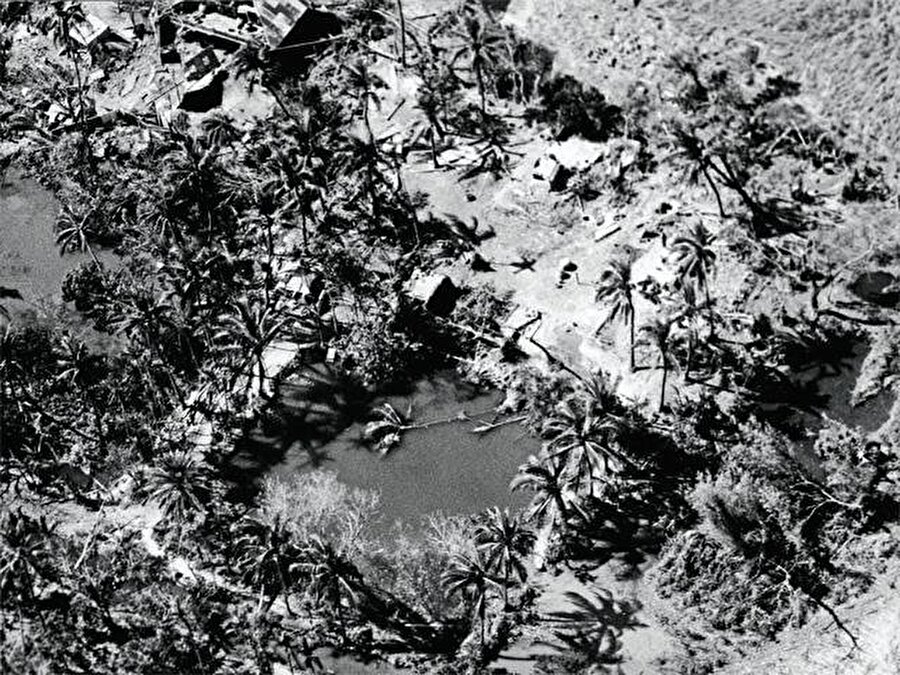 Bhola Kasırgası

                                    
                                    
                                    
                                    Bhola kasırgası dünyada gerçekleşen en büyük ölümcül kasırgalardan biridir. Bu doğal felaket sonucu yaklaşık 500.000 bine yakın insan yaşamını yitirmiştir. 1970’de gerçekleşen bu ölümcül kasırga Bangladeş’te gerçekleşmiş ve tam 6 gün sürmüştür. Kasırga bittiğinde bölgedeki evlerin %85 artık yoktu.
                                
                                
                                
                                