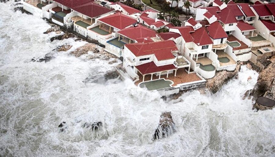 Harvey ve Irma Kasırgaları

                                    
                                    
                                    
                                    15 gün arayla Amerika ülkeleri vuran bu iki büyük kasırga en şiddetli seviye olan 5'e ulaştı. 298 kilometre hızla esen bir rüzgar anlamına geliyor. Önceden tahmin edilen kasırgadan önce büyük tahliyeler gerçekleştirdi.  Irma ve Harvey kasırgalarında toplam can kaybı 185 oldu. Irma kasırgasının ABD'ye ekonomik maliyeti 63 milyar dolar olurken, Harvey kasırgasının maliyeti 70 milyar dolar oldu.
                                
                                
                                
                                