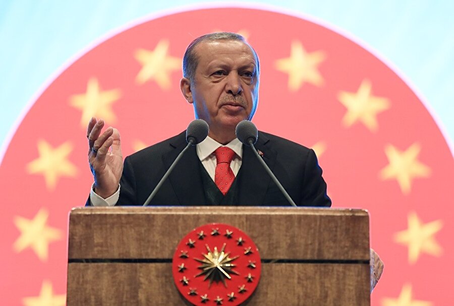 Cumhurbaşkanı Erdoğan AKM Projesini açıkladı

                                    Cumhurbaşkanı ve AK Parti Genel Başkanı Recep Tayyip Erdoğan, Haliç Kongre Merkezi'nde Yeni AKM Projesi'nin tanıtım toplantısında konuştu. 2019 yılının ilk çeyreğinde tamamlanması planlanan projenin detayları açıklandı. "Taksim Meydanı'nda inşallah araçları da görmeyeceğiz. Gümüşsuyu'ndan yerin altından Taşkışla'ya doğru devam edecek. AKM'nin önünden araç trafiğini görmeyeceksiniz. Yayalaştırılmış bir Taksim Meydanı'nı göreceksiniz. 2500 kişi içeride programları izleyecek ama bunun dışında da, dışarıda dev ekrandan halkımız meydanda çimlerin üzerinde, banklar üzerinden veya ayakta orayı izleme imkanı bulacak. Dünyada gelişmiş ülkeler meydanları ile anılır. Hepsinin kendilerine has meydanları vardır, bizim maalesef bu tür meydanlarımız hep yok oldu."
                                