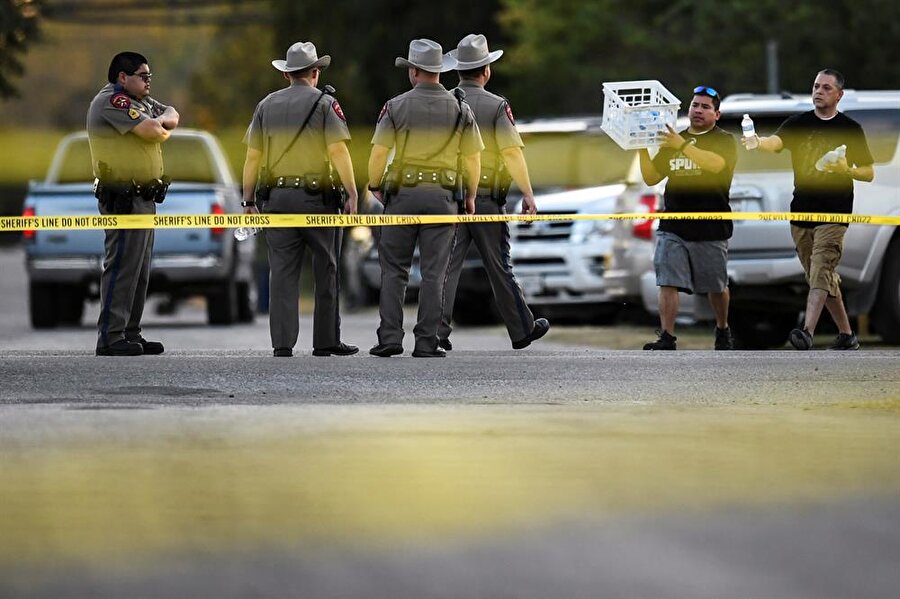 ABD'de kiliseye silahlı saldırı: 26 kişi yaşamını yitirdi

                                    ABD'nin Teksas eyaleti San Antonio şehrinde, kiliseye giren bir cani, ayin esnasında insanlara ateş açtı. Saldırıda 26 kişi yaşamını yitirirken 30 kişi de yaralandı. Teksas’ın Sutherland Springs bölgesinde silahlı saldırıyı gerçekleştiren caninin 26 yaşındaki Devin Patrick Kelley olduğu açıklandı.
                                