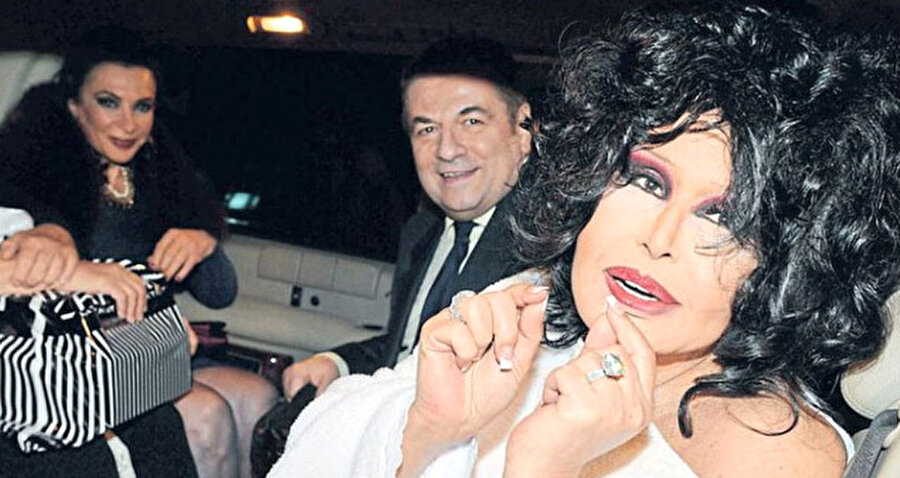 "Ayyy eyvah, dişim gitti!"
Geçen günlerde arkadaşına gitmek üzere Nişantaşı'ndan taksiye binen Bülent Ersoy koltuğa oturacağı sırada "Ayyy eyvah, dişim gitti" diye bağırdı.