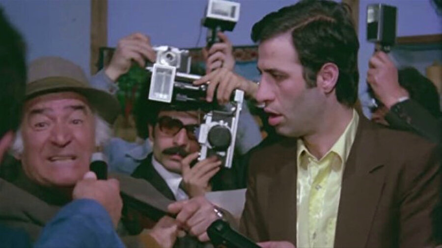 Lens kapağı gözden kaçmadı!

                                    
                                    
                                    Usta oyuncu Kemal Sunal'ı çeken gazetecinin elindeki fotoğraf makinesinin lens koruma kapağı gözden kaçmadı. 
                                
                                
                                