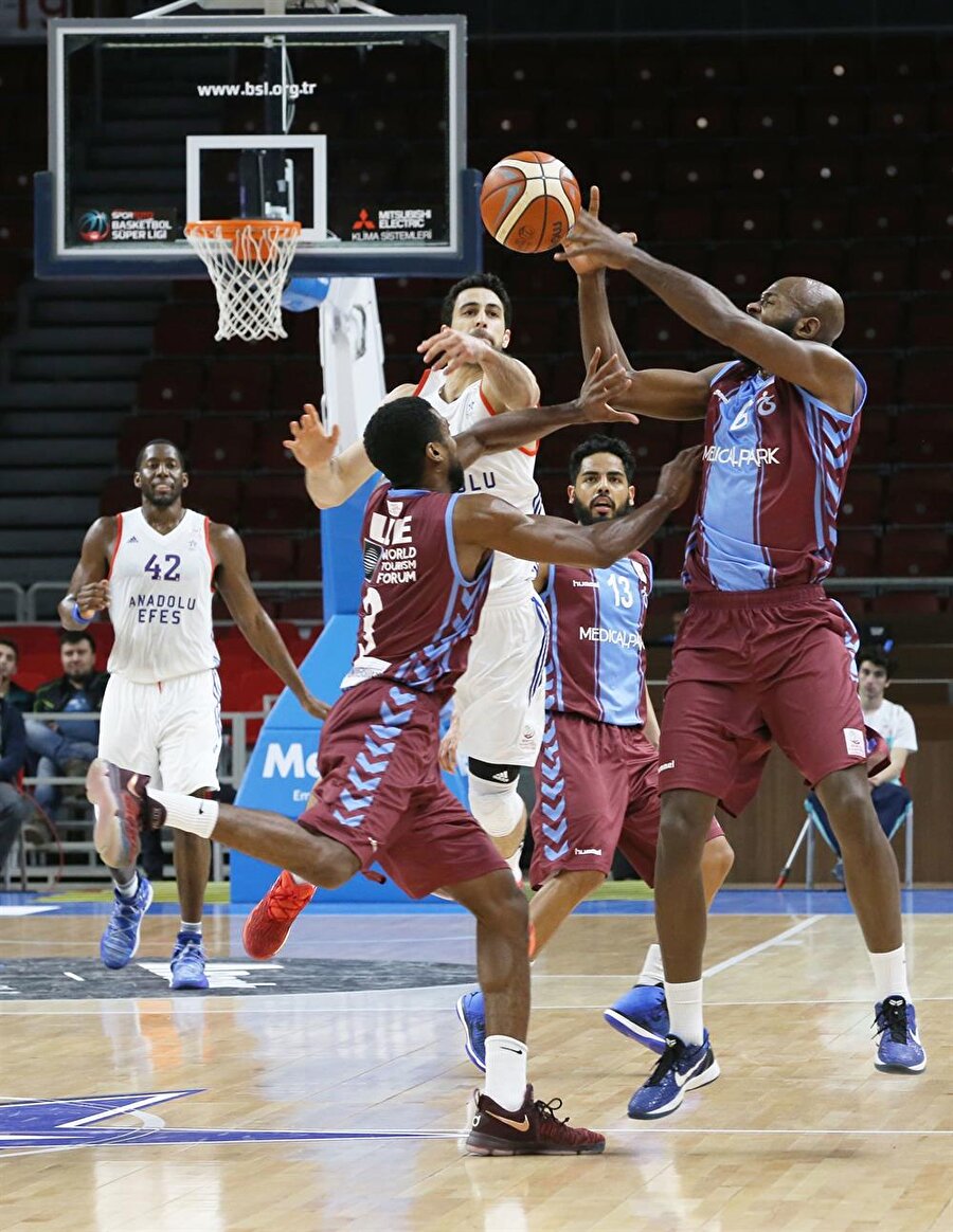 Tahincioğlu Basketbol Süper Ligi'nde 5. haftada heyecan devam ediyor
Tahincioğlu Basketbol Süper Ligi'nde 5. hafta, Trabzonspor-Anadolu Efes maçıyla tamamlanacak.