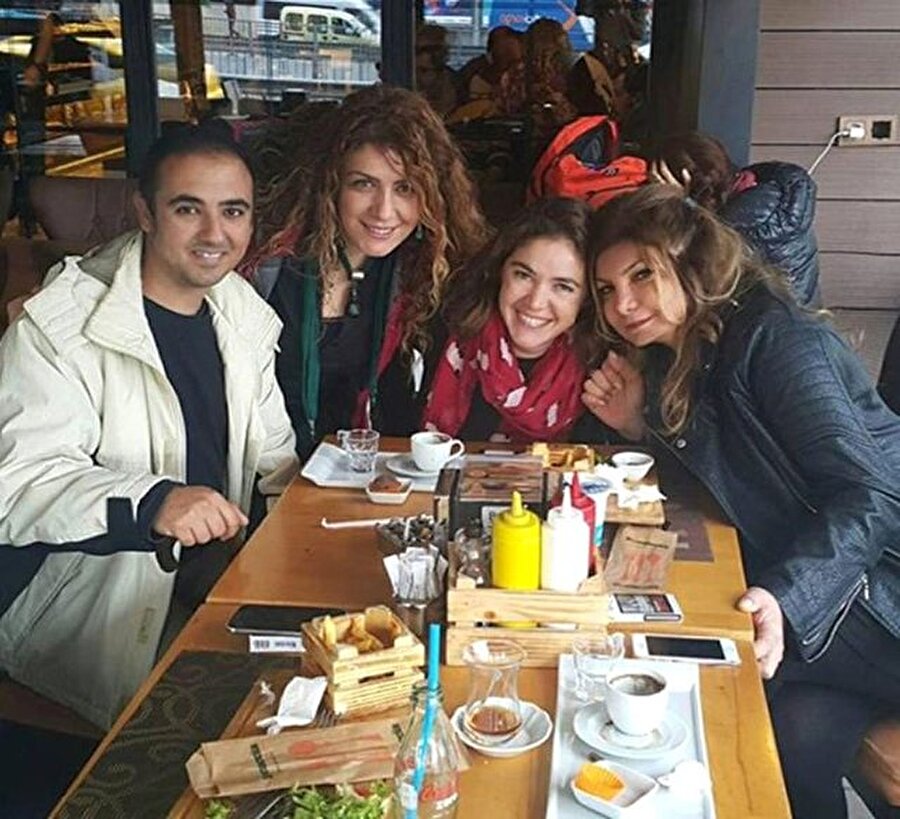 Kendisine ait 5 odalı küçük bir otelin işletmeciliğini yapan Alton, turizm alanında ilerliyor.