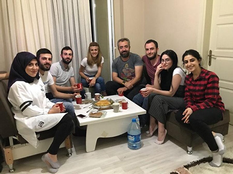 İftarda sizdeyiz Projesi 
İki sene önce ramazan ayında yurtiçi ve yurtdışı gezilerinde @ucakyolcusutr ile başlattığı ‘ iftarda sizdeyiz' projesiyle öğrencilerin de sevgisini kazanmayı başardılar.Farklı farklı şehirlerdeki öğrenci evlerine konuk olup onlarla beraber iftar sofrası hazırladılar.Bazen de ünlü aşçıları konuk ederek ve çeşitli sponsorlar alarak takipçileriyle büyük bir aile haline geldiler.