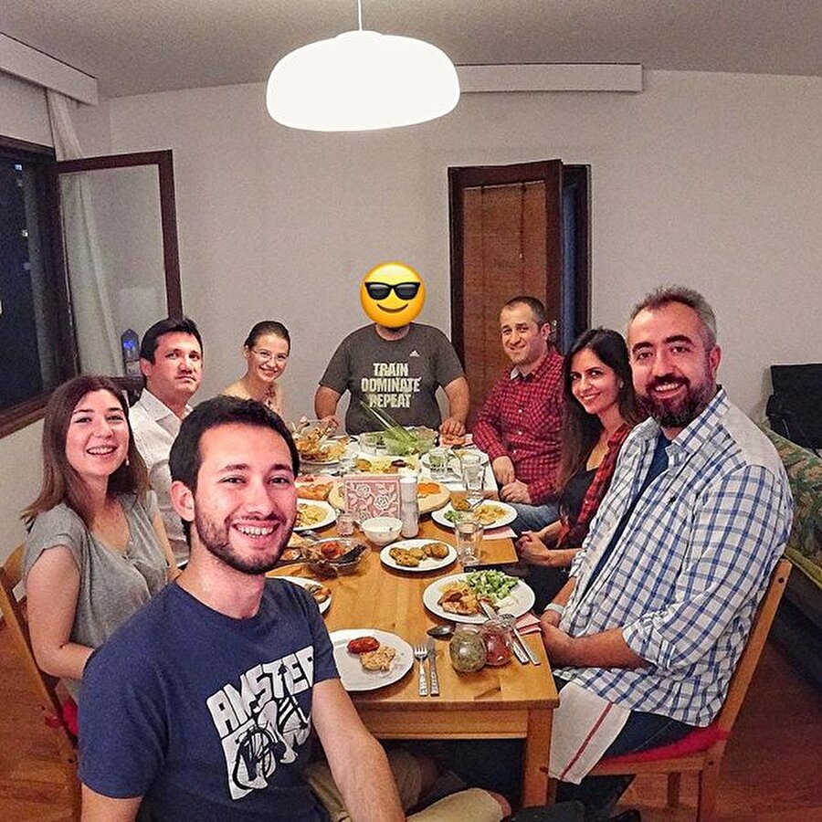 Ramazanda otelde iftar yapmak yerine, eğitim için ailesinden uzakta yaşayan üniversite öğrencilerinin evine konuk olup hatta evlere giderken yanlarında sponsor firmalar aracılığıyla getirdikleri hediyelerle öğrencilerin yüzlerini güldürdüler.
Ailesinden uzakta eğitim gören öğrencilere özledikleri kalabalık aile sofralarını onlara tattırmayı amaçlayan projede bazı tarifler çok ses getirdi.