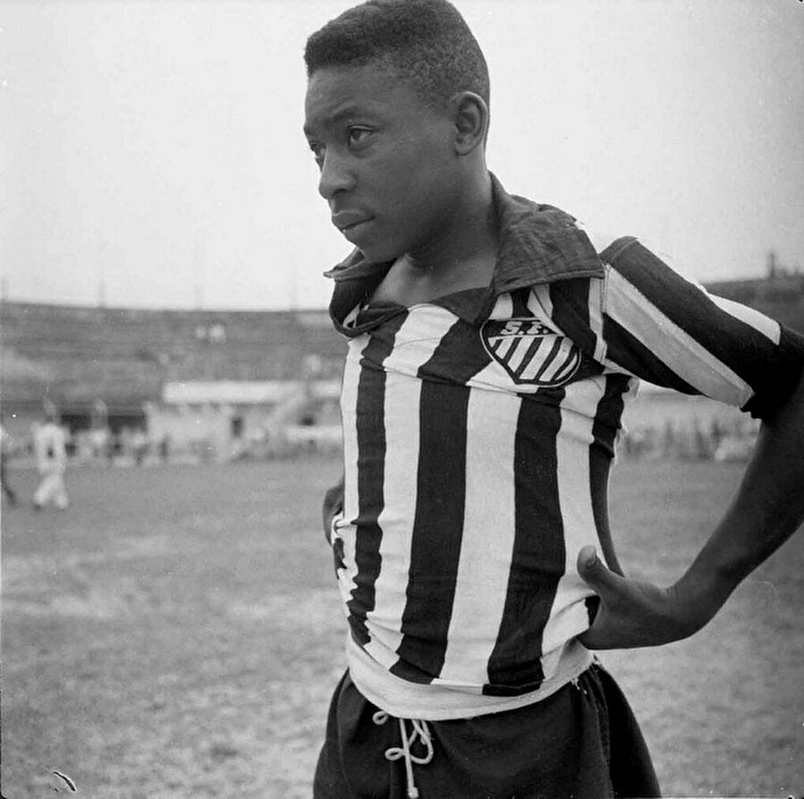 Pele, 1956 yılında Santos forması giymeye başladı. Santos tarihin en başarılı isimlerinden biri olan Pele çıktığı 638 maçta 619 gol attı. 