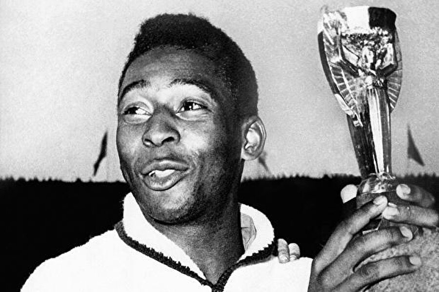 Pele; 1958 İsveç, 1962 Şili ve 1970 Meksika Dünya Kupası'nda Brezilya Milli Takımı'yla birlikte şampiyonluk kupasını kaldırdı. 