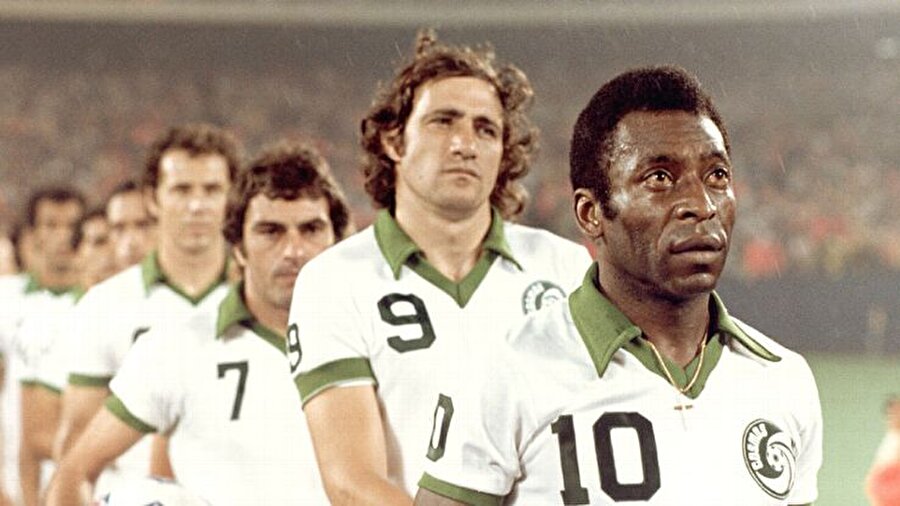 Pele, 1975-1977 yılları arasında ABD ekibi New York Cosmos'da forma giydi. 