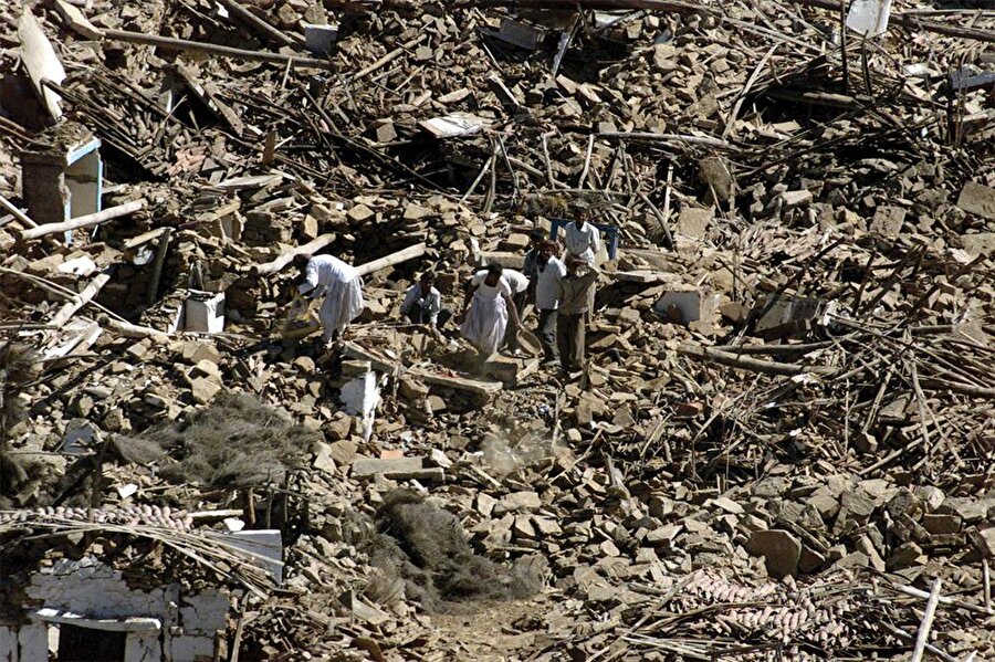 Gujarat depremi - Hindistan

                                    
                                    Bu deprem 26 Ocak 2001'de Hindistan'ın 51. Cumhuriyet Bayramı kutlamaları sırasında gerçekleşti. 7,6 ile 7,7 arasında bir büyüklüğe sahip olan deprem 2 dakikadan fazla sürdü. 20.000 kişinin ölümüne, 167 bin kişinin yaralanmasına ve 400.000 evin kullanılamaz hala gelmesine neden oldu. Ayrıca 21 ilçenin etkilendiği 700 km'lik büyük şok dalgalarına yol açtı ve 600.000 kişi evsiz kaldı.
                                
                                