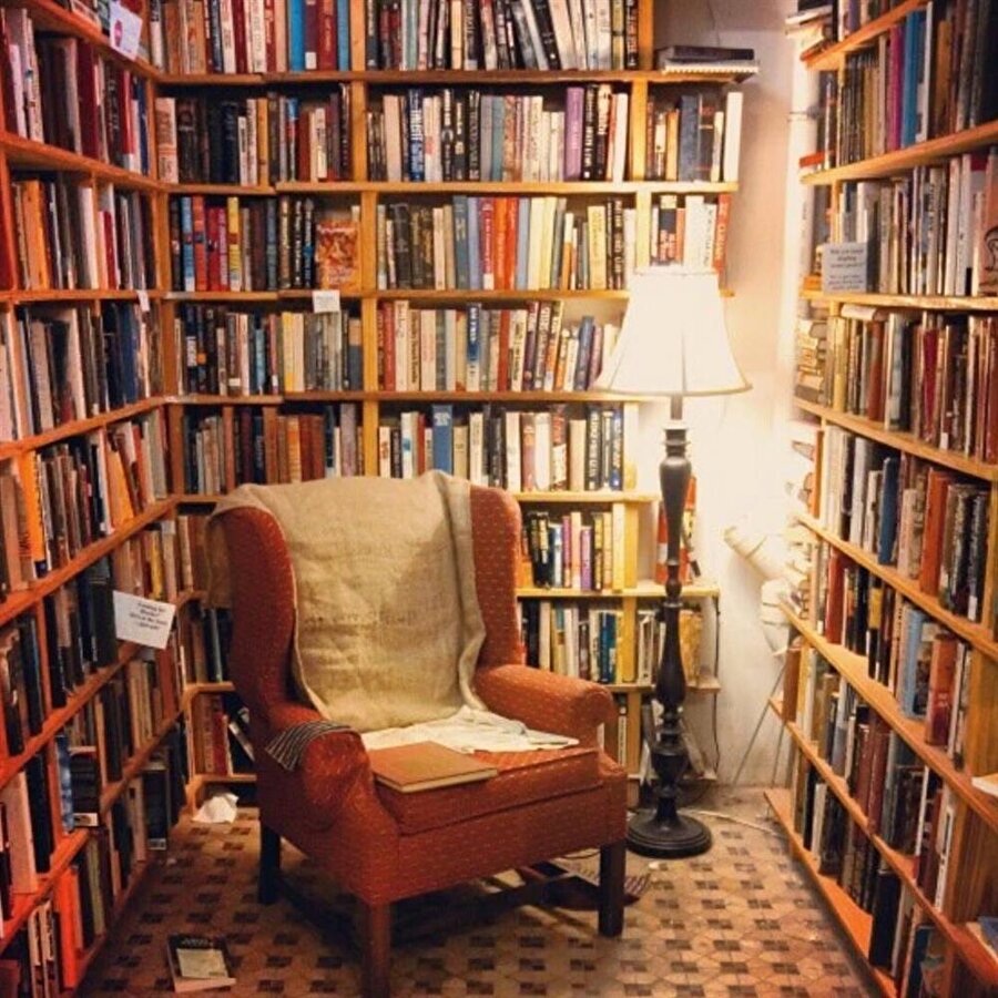 Okumak için kendinize şartlar koymayın. Her yerde okuyun.
Programınız ne kadar yoğun olursa olsun okumanın bir yolunu bulun. Yorgun olmak veya meşgul olmak mazeret olmamalı. -Trende okuyun -Yolda okuyun-İşte okuyun-Birini beklerken okuyun