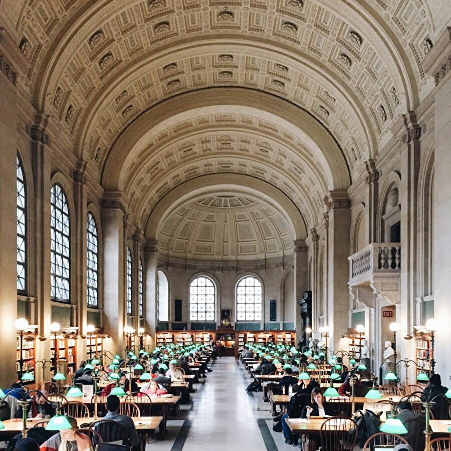 Boston Halk Kütüphanesi
Boston halk kütüphanesi en eski kütüphanelerden biri.1854'ten beri faal olan kütüphanede, çok fazla kitap bulunuyor.