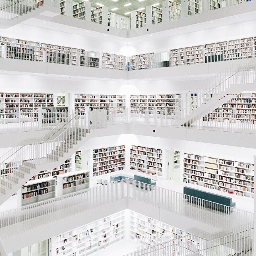 Stuttgart Kütüphanesi 
Ultramodern görünüşe sahip olan Stuttgart kütüphanesi.2012'de Koreli sanatçı Eun Young Yi tarafından inşa edildi.