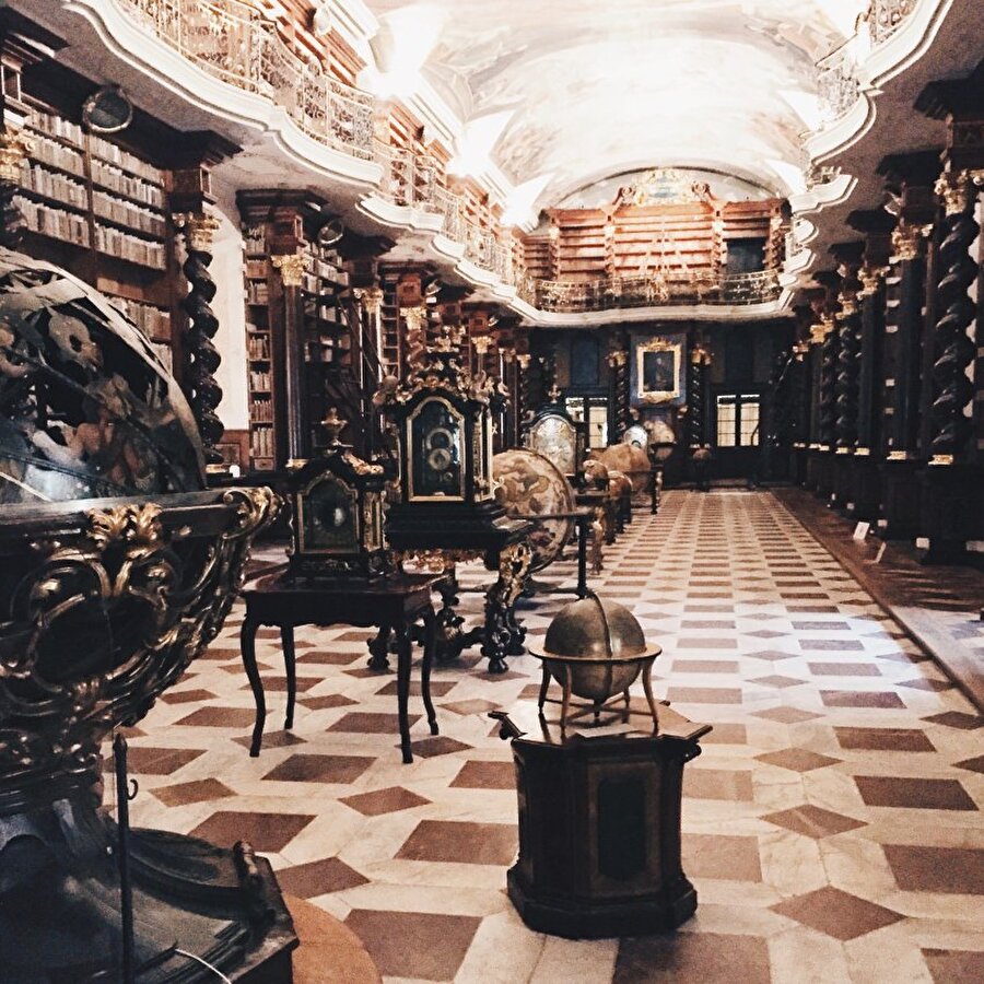 Prag kütüphanesi 
Daha klasik bir görünüme sahip olan Çek Cumhuriyeti ulusal kütüphanesi, Prag.
