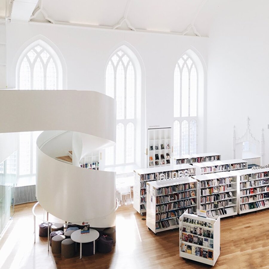 Kanada
Kanadada büyük camlar ve içinden merdiven geçen kütüphane.