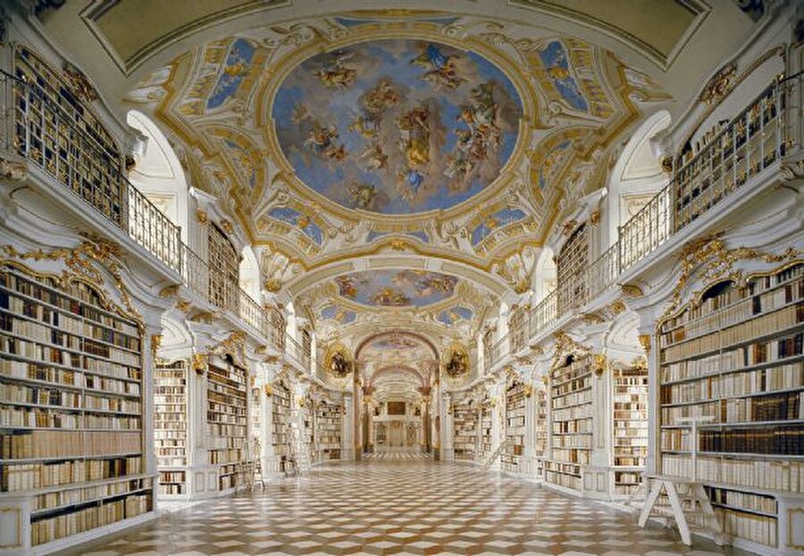 Admont Manastır Kütüphanesi, Avusturya 
 Rococo tarzı ile dizayn edilmiş.Rafları, tavanı ve zemini ile bir renk uyumu içinde görünen kütüphanenin mimarı Josef  Hueber aydınlanmaktan ve ilimden ilham almış.Hueber ‘zihin gibi , oda da ışıkla dolmalı sözüyle tarzını açıkça belli etmiştir.Kütüphanede hiç masa  olmamasının nedeni ise buranın çalışma amacıyla dizayn edilmemesinden kaynaklanıyor.Manastırın keşişleri kitapları alıp odalarına götürmek adetine sahiplermiş.