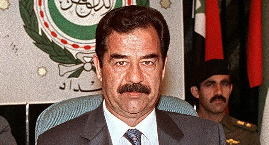 Saddam Hüseyin'in doğumu

                                    
                                    
                                    
                                    
                                    28 Nisan 1937’de, Bağdat’ın Tikrit şehrinde çobanlıkla geçinen bir ailenin çocuğu olarak doğdu. Babası Hüseyin Abd El-Macid, Saddam’m doğumundan 6 ay önce ortadan kaybolmuştu. İşte Saddam’ın hayatındaki “esrarengiz” noktalardan ilki buydu. Çünkü babasına ne olduğu bir türlü öğrenilemeyecekti. Yine doğumundan önce, 13 yaşındaki abisi kansere yakalanmış ve vefat etmişti. Eşi kaybolan, evladını yitiren annesi Subha Tulfah El-Musallat, ona, “karşı duran, göğüs geren kişi” manasına gelen Saddam adım koymuştu.
                                
                                
                                
                                
                                