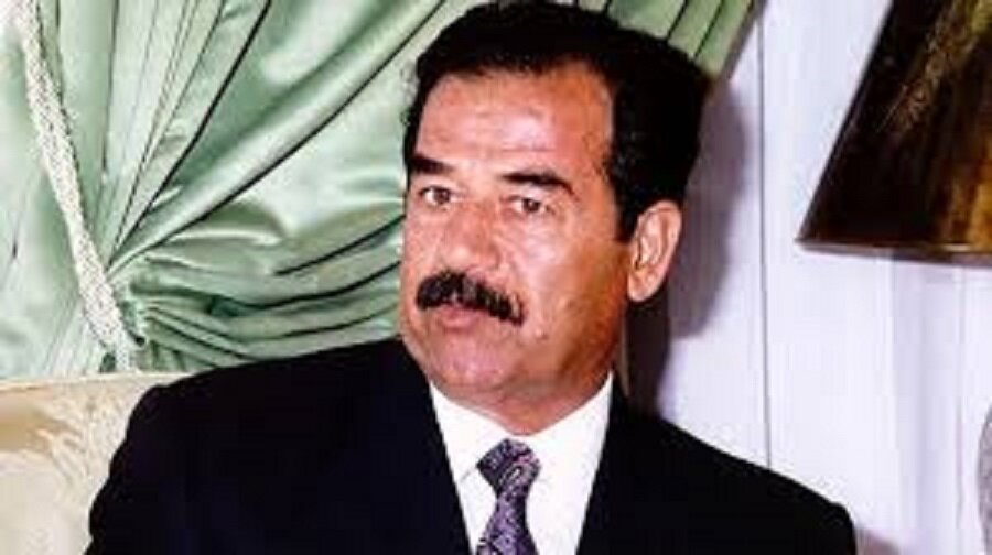 Saddam Hüseyin'in gençliği

                                    
                                    
                                    
                                    
                                    Doğumundan kısa müddet sonra, amcasının yanına gönderilen Saddam, üç yaşına kadar amcasının elinde büyümüş, annesinin İbrahim el-Hassan ile evlenmesi üzerine anne ocağına geri dönmüştü. Üç üvey kardeşi olan Saddam’ı, üvey babası sık sık dövüyordu. Bu şiddete ve baskıya dayanamaz hale gelen Saddam, 10 yaşında Bağdat’taki amcasının yanına gitti ve orada kalmaya başladı.
                                
                                
                                
                                
                                