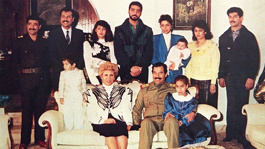 Evliliği ve çocukları

                                    
                                    
                                    
                                    
                                    1963’te amcasının kızı Sacide Tulfah ile evlenen Saddam, bu evlilikten üçü kız, ikisi erkek beş çocuğu oldu. Saddam, daha sonra Samira Şahbandar ve Nida el Hamdani ile de evlendi ve Samira’dan Ali adındaki bir oğlu daha oldu.
                                
                                
                                
                                
                                