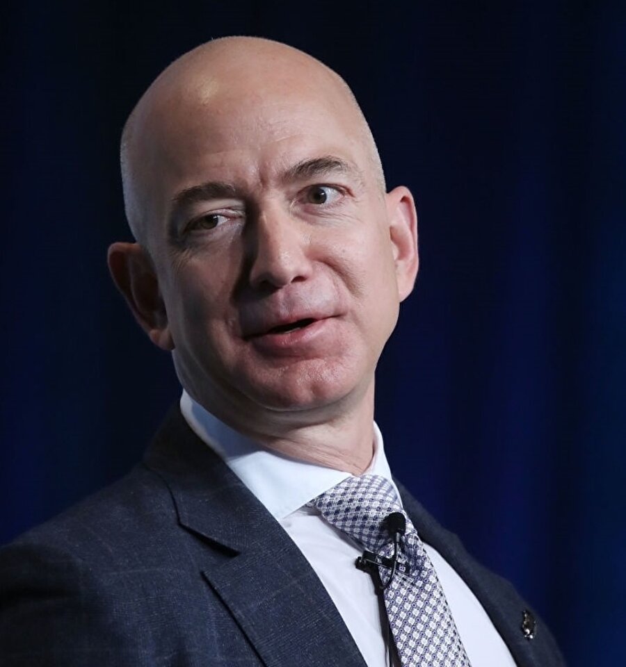 Jeff Bezos 

                                    
                                    81.7 milyar dolar – 53 yaşında – Amazon.com kurucusu
                                
                                