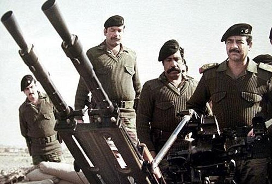 İran'a saldırı

                                    
                                    
                                    
                                    
                                    Saddam, idareyi tekeline aldıktan hemen sonra çok tartışılacak icraatlarından birini daha yaptı ve İran’a saldırdı. Bu saldırıda, başta Amerika olmak üzere diğer birçok ülkelerin teşviki ve parmağı olduğu çokça tartışıldı. Sekiz yıl devam eden bu “kardeş kavgası”nda, her iki taraftan toplam bir milyon insan öldü. 
                                
                                
                                
                                
                                