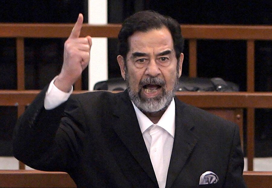 Saddam Hüseyin'in yargılanması

                                    
                                    
                                    
                                    
                                    Saddam, mahkeme esnasında sert ve kararlı tavırlarıyla dikkat çekti. Sık sık mahkeme heyetiyle tartıştı. 17 Temmuz 2005’te 148 Şiinin ölümünü ele alan Duceyl davasıyla ilgili tahkikat tamamlandı. 19 Haziran 2006’da Saddam Hüseyin, üvey kardeşi Barzan El Tikriti ve Devlet Başkan Yardımcısı Taha Yasin Ramazan için idam istendi. 5 Kasım 2006’da Saddam Hüseyin, üvey kardeşi ve devrim mahkemesinin eski başkanı, idama mahkum edildi.
                                
                                
                                
                                
                                