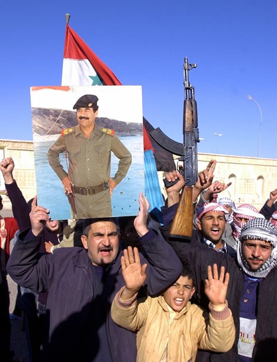 Irak savaşı 

                                    
                                    
                                    
                                    
                                    Irak’ın işgalinden sonra, Saddam’dan uzun müddet haber alınamadı.  22 Haziran 2003’te, Saddam Hüseyin’in iki oğlu Uday ve Kusay, bir Amerikan baskınında öldürüldü. Saddam Hüseyin, 13 Aralık 2003’te Amerikan askerlerince Bağdat’ın düşüşünden 9 ay sonra, Tikrit’te yakalandı. Saçı sakalı dağınık, perişan bir dağ adamına benzeyen Saddam’ın ağzı açtırılıp dişleri muayene edilirken çekilmiş görüntüleri, bütün dünya televizyonlarında yayınlandı.  Saddam yakalandıktan sonra, evvela meçhul bir yere götürüldü, 1 Temmuz 2004’te, ilk defa mahkeme önüne çıkartıldı.
                                
                                
                                
                                
                                