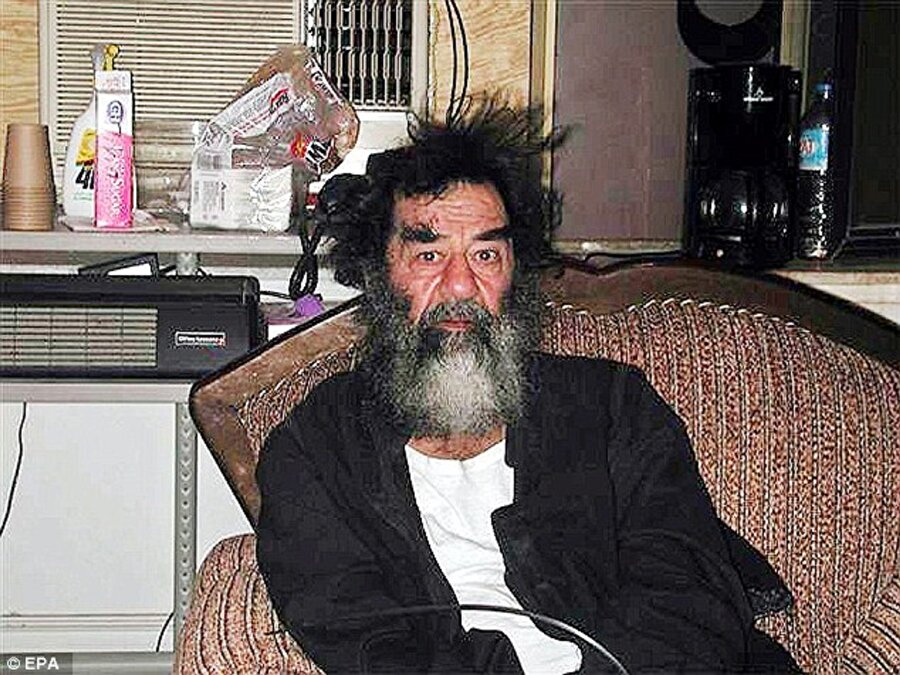 30 Aralık 2006

                                    
                                    
                                    
                                    
                                    Saddam Hüseyin, 30 Aralık 2006’da sabah 05.00 sularında idam edildi, idam edildiği kamuoyuna açıklandıktan kısa bir müddet sonra, idamıyla ilgili cep telefonuyla kaydedilmiş görüntüler bütün dünya televizyonlarında gösterilmeye başlandı. Bu görüntülere göre Saddam Hüseyin, son derece sakin bir şekilde idam sehpasına çıkmış, bu arada kendisine laf atan, hakaret eden cellatlarıyla tartışmıştı. 
                                
                                
                                
                                
                                