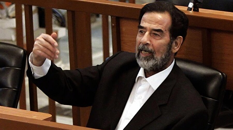 Saddam doğduğu topraklara defnedildi

                                    
                                    
                                    
                                    
                                    Saddam’ın naaşı, 17 saat ambulansta bekletildikten sonra yönetimin izin vermesi üzerine, doğum yeri olan Tikrit yakınlarındaki Avca köyünde oğlu Uday ve Kusay’ın mezarlarının yakınına defnedildi. Saddam’ın cenaze namazında, çok az kişi vardı. Daha sonra mezarı, ülkenin dört bir yanından gelenlerin akınına uğrayacaktı.
                                
                                
                                
                                
                                