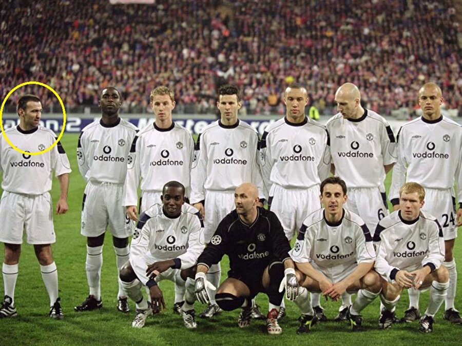 Best photobomb ever!

                                    18 Nisan 2001’de, Bayern Münih maçı öncesinde fotoğraf çektiren Manchester United kadrosunu görenler gözlerine inanamadı. Çünkü kadroda 12 kişi vardı. Gerçek daha sonra ortaya çıktı. Karl Power adlı İngiliz taraftar da giydiği Manchester United formasıyla fark edilmeden futbolcularla birlikte gazetecilere poz vermişti.
                                