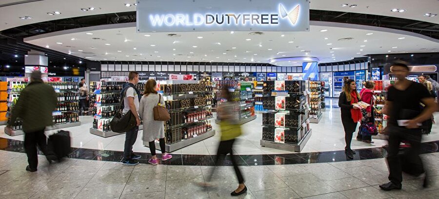 Bilmemek ayıp değil, öğrenmemek ayıp...
1990 yılında İngiltere’ye gelen Arnavutluk Milli Takımı Heathrow Havalimanı’nda gözaltına alındı. Duty Free mağazasından alışveriş yapan takım, Duty Free’nin bedava alışveriş anlamına geldiğini düşündüğü için aldıklarını ödemeden mağazadan çıkmıştı. Olayın aslı anlaşılınca da serbest bırakılmışlardı.