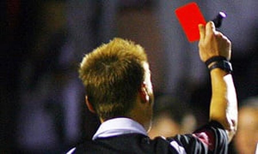1998'de İngiliz hakem Martin Sylvester, futbolcuya yumruk attığı için kendisine kırmızı kart gösterdi.

                                    
                                
