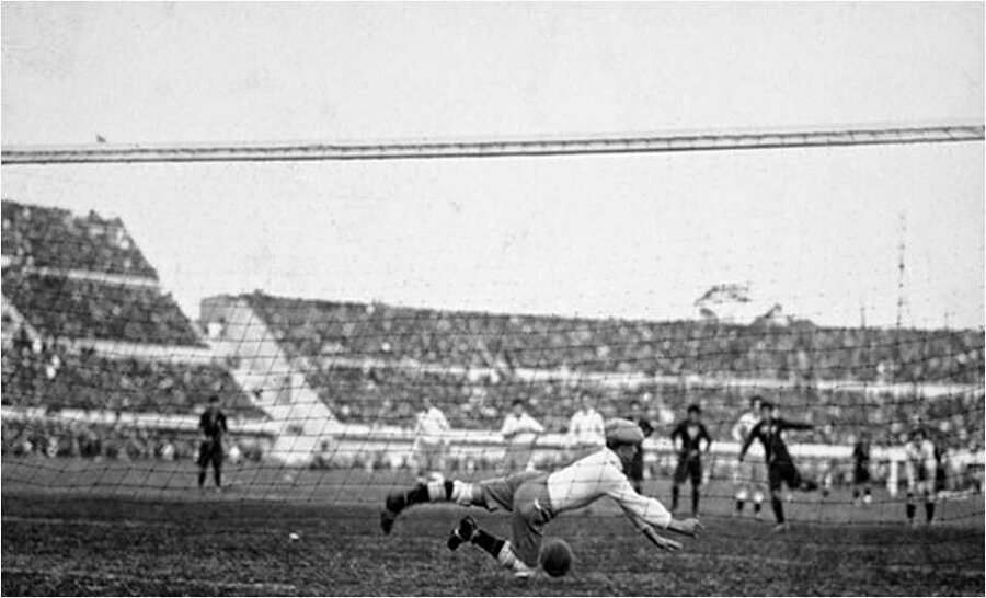 Santradan kullansaymış?

                                    19 Temmuz 1930’da, Uruguay’da düzenlenen FIFA Dünya Kupası’nda Meksika-Arjantin maçında iki kez penaltı kararı verildi ancak penaltı noktası sahada işaretli değildi. Bolivyalı hakem 11 metreyi kendince belirledi ama mesafe 17 metreyi bulmuştu ve penaltı noktası ceza sahasının dışında kalmıştı. Buna karşın Meksikalı Manuel Rosas penaltılardan birini gole çevirmeyi başarmıştı.
                                