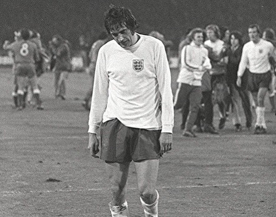 Bu şey değil mi ya, hayattaki şansım...

                                    1974 FIFA Dünya Kupası’na katılmak için eleme maçında Polonya ve İngiltere karşılaşıyordu ve İngiltere 1-0 öndeydi. Maçın son 90 saniyesinde İngiltere’de Kevin Hector oyuna girdi, topa bir kez dokunabildi o da kendi kalesine gol oldu. İngiltere elendi, bu maç da Hector’un ilk ve son milli maçı oldu.
                                