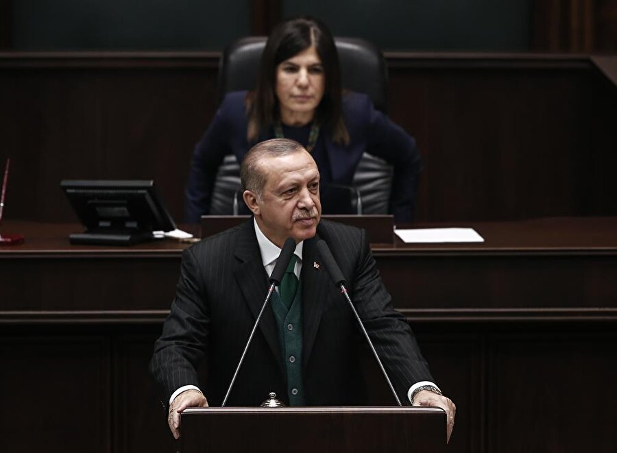 "Türkiye’de artık hiçbir şey 3 Kasım’dan önceki gibi olmayacaktır"

                                    Cumhurbaşkanı Recep Tayyip Erdoğan, “Geçtiğimiz Cuma günü 3 Kasım 2002 seçimlerinin yıl dönümüydü. Partimiz bu seçimlerde elde ettiği yüzde 34’lük oy oranıyla tek başına iktidar oldu. Bu oran ülkemizin son dönemde gördüğü en yüksek seçim başarısını ifade ediyordu. Milletimizin bize olan teveccühünü boşa çıkarmadık. Bu vesileyle bir kez daha kuruluşundan bu güne partimizin meclis grubunda ve parti organlarında görev almış tüm arkadaşlarımızı tebrik ediyor, kendilerine ayrı ayrı teşekkür ediyorum. 3 Kasım seçimleri ülkemizde yeni bir dönemin miladı olmuştur. Türkiye’de artık hiçbir şey 3 Kasım’dan önceki gibi olmamıştır, olmayacaktır. Krizlerin, kavgaların, vesayetin, yoklukların artık dönem itibariyle sona erdiği 1990’ları Allah’ın izniyle bir daha milletimize yaşatmayacağız.” ifadelerini kullandı.
                                