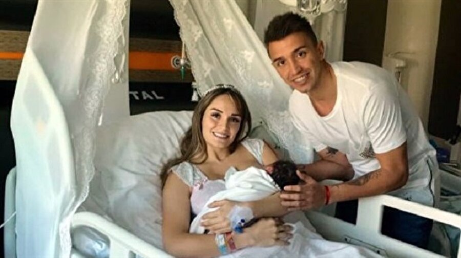 Fernando Muslera baba oldu

                                    Galatasaray’ın Uruguaylı file bekçisi Fernando Muslera baba oldu. Yetenekli eldivenin eşi Patricia oğullarına ‘Kailash’ ismini verdi.
                                