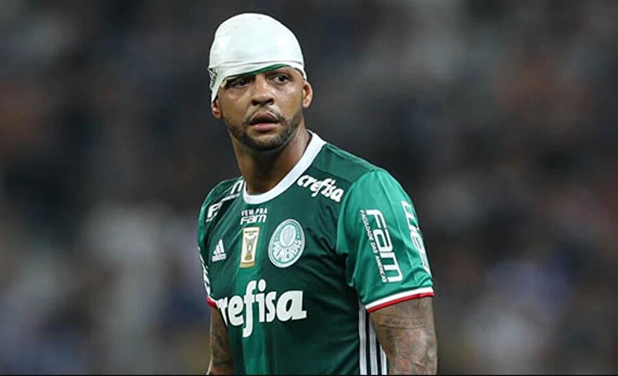 Melo soyunma odası koridorlarını birbirine kattı