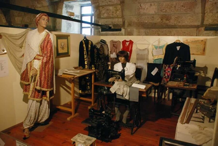 Cumhuriyet Eğitim Müzesi, Fatih

                                    
                                    1998 açılan bu müzede Cumhuriyet öncesi belgeler, diplomalar, gazete kupürleri ve eğitim araçları sergilenmektedir. Haftaiçi her gün açık olan müzeye ücretsiz olarak girebilirsiniz.
                                
                                