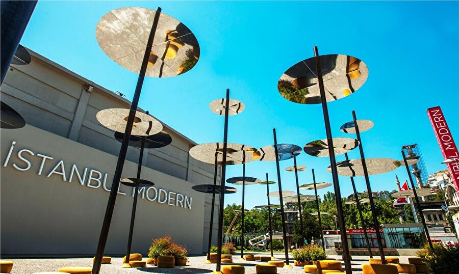 İstanbul Modern Sanat Müzesi, Karaköy

                                    
                                    Türkiye’nin ilk modern sanat müzesi olan İstanbul Modern Sanat Müzesi, 2004 yılında kurulmuştur. Beyoğlu'nda bulunan bu müze, Perşembe günleri ücretsiz olup yine Perşembe günlerinde ücretsiz rehberle birlikte gezilebilirsiniz. 
                                
                                
