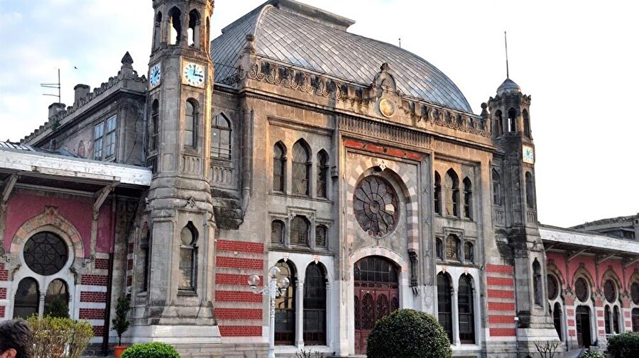 TCDD İstanbul Sirkeci Garı Demiryolu Müzesi, Fatih

                                    
                                    2005 yılında açılan bu müze, TCDD’nin geçmişte kullandığı demir yolu aletleri, fotoğraflar, haberleşme araçları ve bir çok eşya bulunuyor. Müze Pazar, Pazartesi ve resmi tatiller hariç 09.00-12.30 ve 13.00-17.00 saatleri arasında ücretsiz gezebilirsiniz.
                                
                                