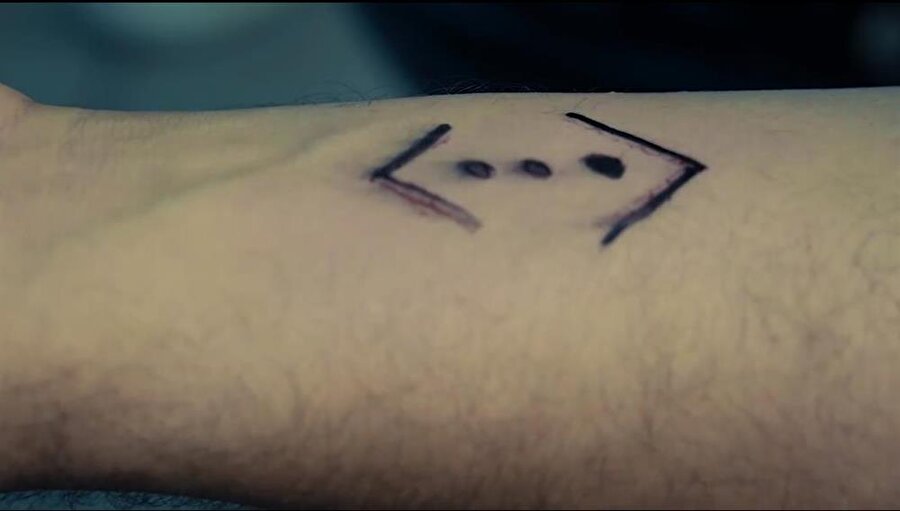 Dövme; Çukur mahallesini temsil ediyor.
Mahalleliler eğer buranın birer ferdi ise bu dövmeyi taşıyor , taşımasalar dahi bu dövmenin Koçovalı ailesini ve mahalleyi temsil ettiğini biliyorlar.