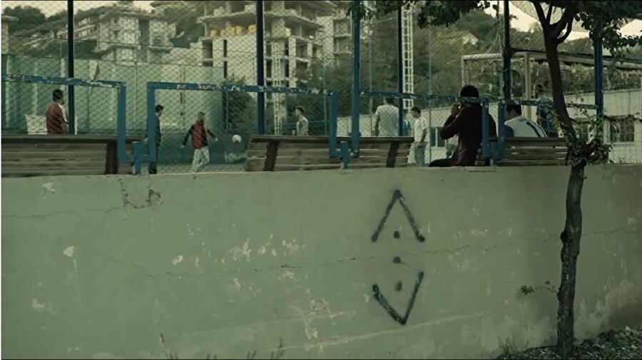 Dövme sadece Koçovalı ailesinde ve Çukurlular da bulunuyor
Dövme sadece Koçovalı ailesinde ve Çukurlular da bulunuyor. Fakat dizinin geçtiğimiz bölümlerinde şaşırtan bir sahne yaşandı.