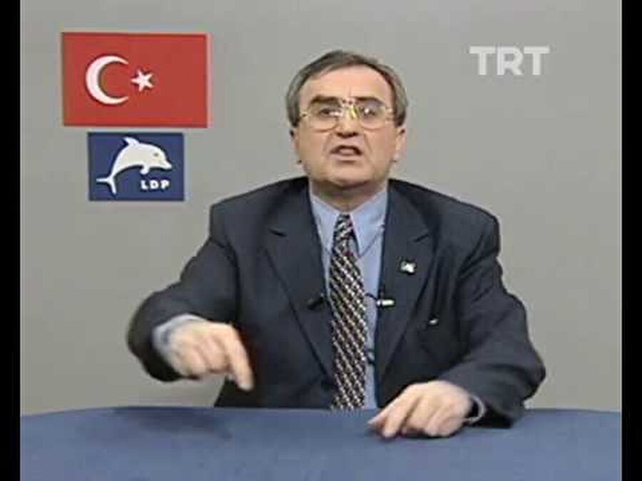 Liberal Demokrat Parti'nin eski Genel Başkanı Besim Tibuk'un  spor camiasına yönelik seçim vaadi hiç unutulmadı. Tibuk, seçim vaadinde 'İktidara gelirsem ofsaytı kaldıracağım, kale direkleri arasındaki mesafeyi de arttıracağım' demişti.

                                    
                                    
                                    
                                    
                                
                                
                                
                                